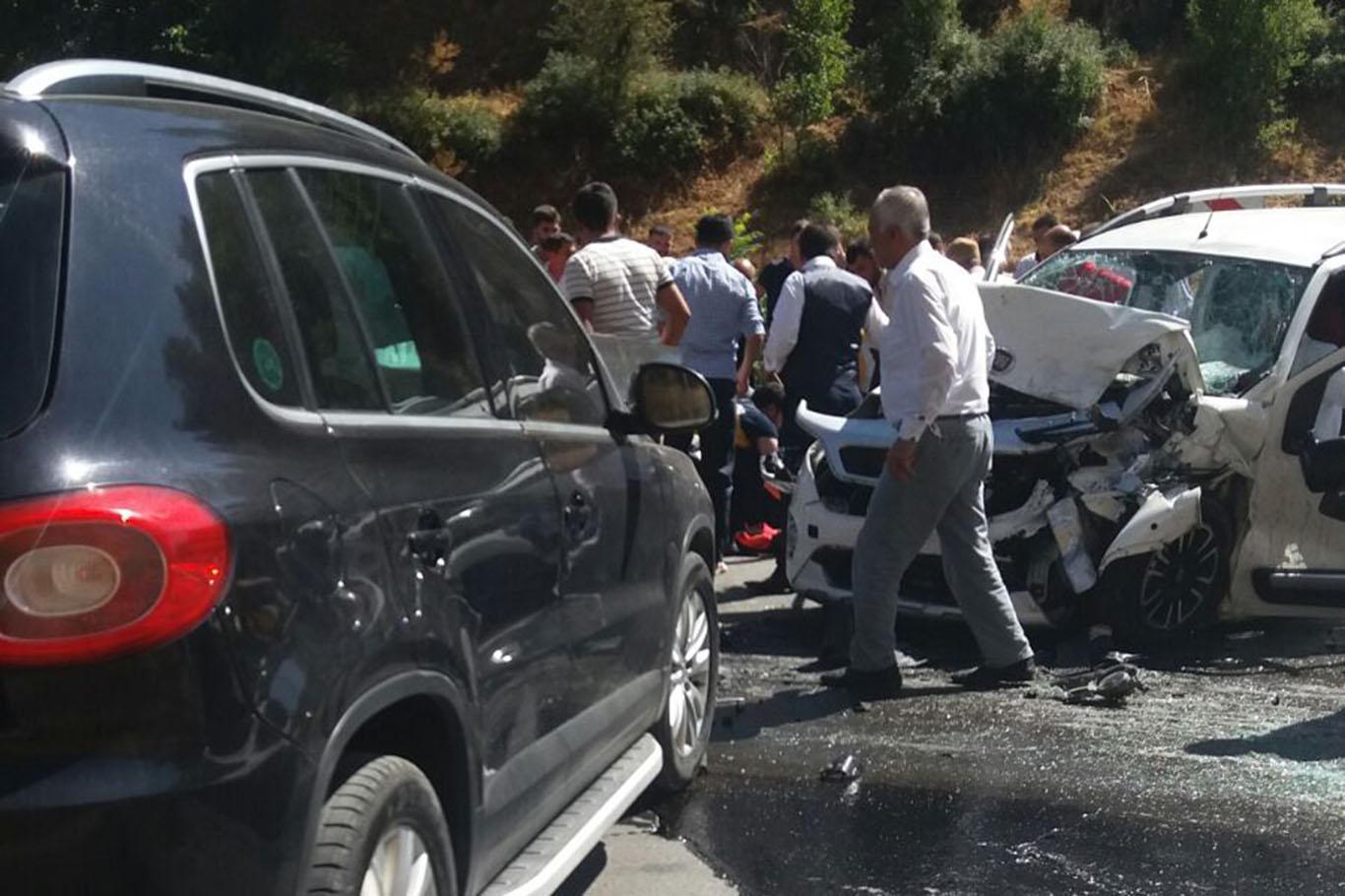 Bitlis'te 2 araç kafa kafaya çarpıştı: Bir ölü 5 yaralı